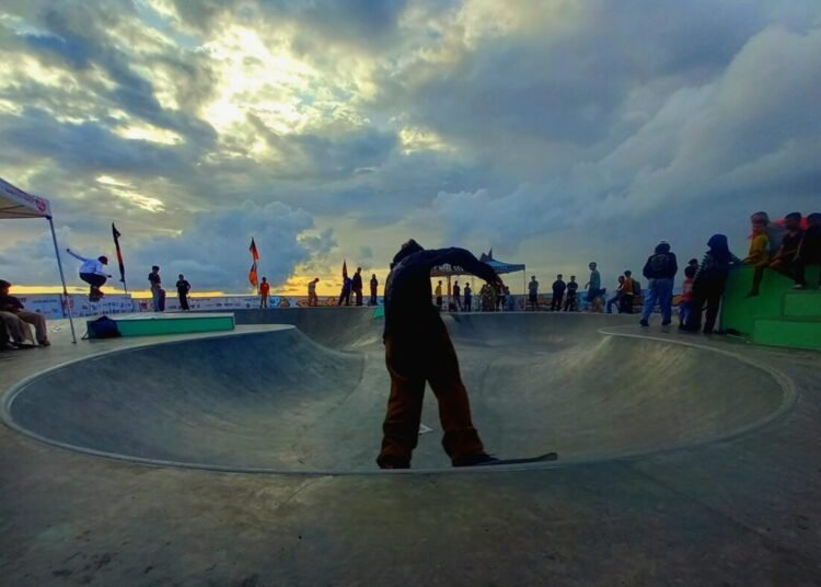 Skater unjuk kebolehan di Skate Park Padang, Minggu (10/11). Foto: Habil Ramanda/Sumbarkita