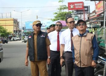 Ikut Bersihkan Alat Peraga Kampanye, Pj Wali Kota Payakumbuh Berharap Pilkada Aman dan Kondusif
