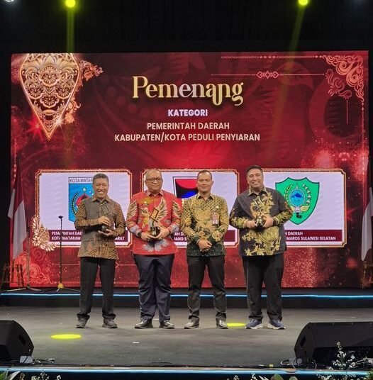 Pemerintah Kota (Pemko) Padang raih penghargaan sebagai Pemerintah Kota Peduli Penyiaran tahun 2024.