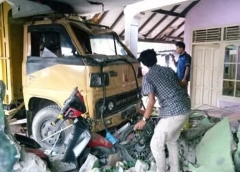 Truk Tabrak Rumah di Solok, Sopir Meninggal