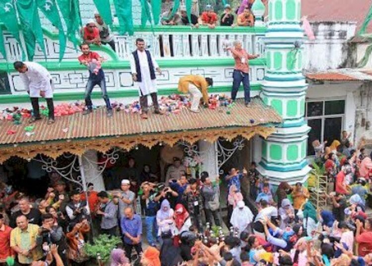 Kemeriahan tradisi serak gulo di Masjid Muhammadan yang berlokasi di Kelurahan Pasa Gadang, Kecamatan Padang Selatan, Kota Padang.(pariwisata.padang.go.id)
