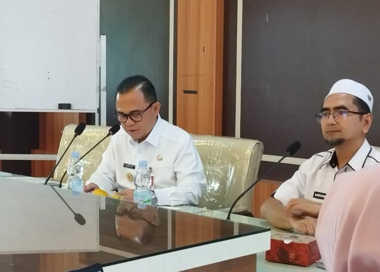 Pjs Wako Bukittinggi, Hani Syopiar Rustam bersama Dinas Kesehatan membahas upaya percepatan penaggulangan TBC di Bukittinggi (foto: ist)