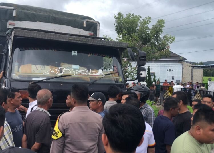 Masyarakat di Pesisir Selatan mencegat truk berisi paket sembako.