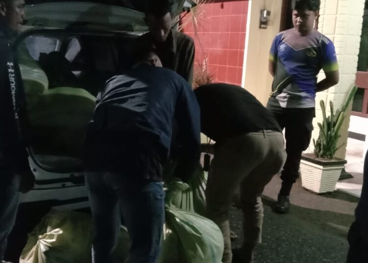 Mobil pengangkut sembako di Pesisir Selatan dicegat warga.