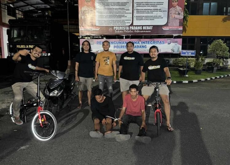 Pelaku dan barang bukti diamankan di Mapolresta Padang.