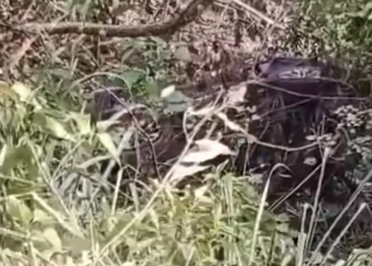 Mobil masuk jurang di Kabupaten Solok.