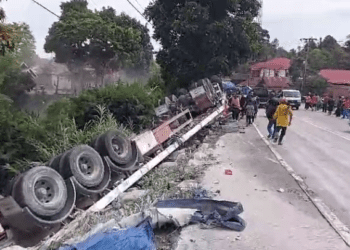 Video: Truk Kontainer Terbalik di Solok, Diduga Gegara Rem Blong