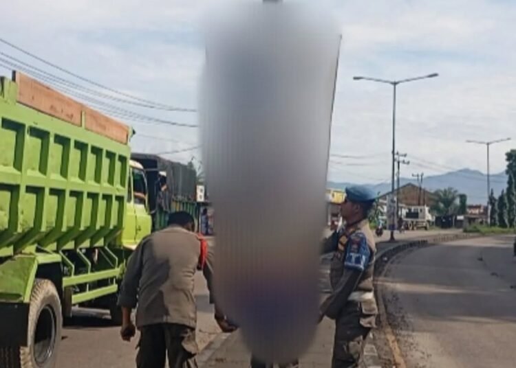 Petugas menertibkan APK di Kota Padang (foto: Satpol PP Kota Padang)