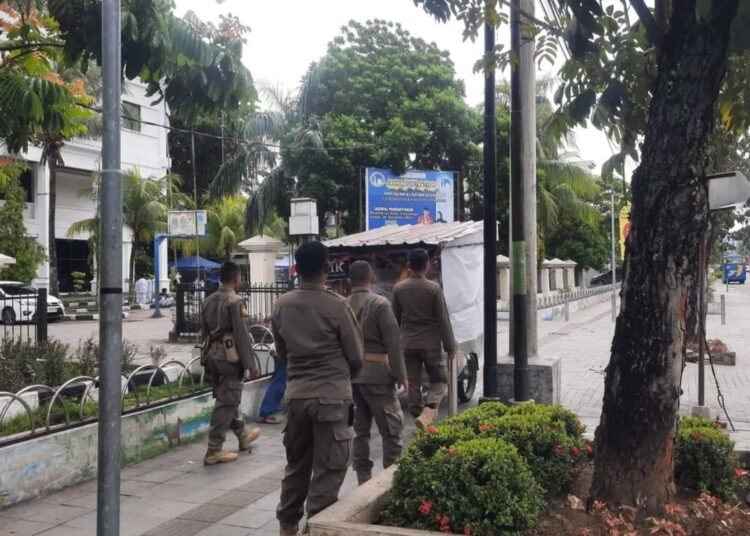 Petugas menertibkan PKL di kawasan Jalan Khatib Sulaiman Kota Padang (foto: Satpol PP Kota Padang)