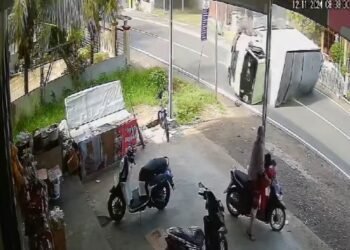 Video: Truk Rebah Kuda di Agam Terekam CCTV