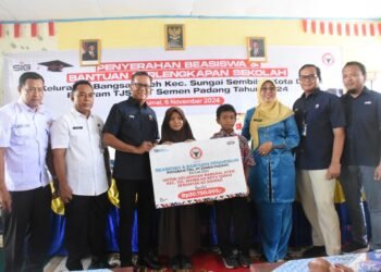 PT Semen Padang Salurkan Bantuan Beasiswa dan Perlengkapan Sekolah untuk Pelajar di Dumai
