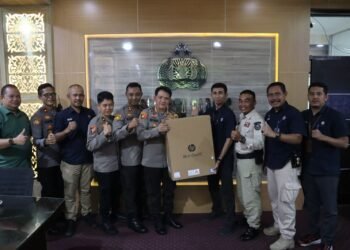 Dukung Layanan Pengaduan Masyarakat, PT Semen Padang Serahkan 8 Unit Komputer untuk Polresta Padang