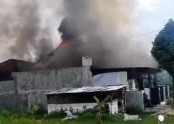Rumah di Padang Terbakar, Asap Hitam Membubung Tinggi
