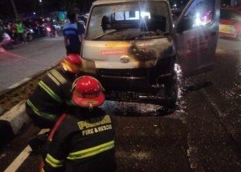Mobil Ekspedisi Hangus Terbakar di Padang, Kerugian Capai Ratusan Juta