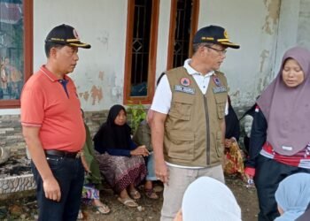 Sekda Kota Payakumbuh Serahkan Bantuan ke Korban Kebakaran Rumah Gadang