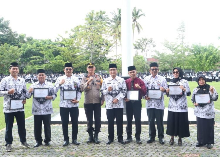 Foto bersama usai Upacara Peringatan Hari Guru Nasional tahun 2024 digelar di Halaman Balai Kota setempat, Senin (25/11/2024). 