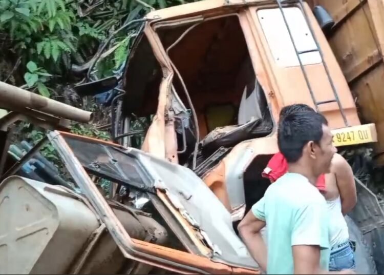 Kecelakaan truk di Sitinjau Lauik, Rabu (13/11) sore.