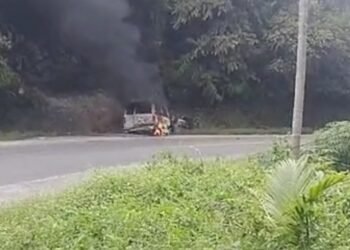 Mobil Terbakar Hebat di Perbatasan Jalan Padang-Pesisir Selatan