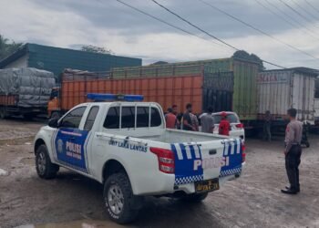 Kecelakaan di Padang, Minibus Tabrak 2 Truk Parkir