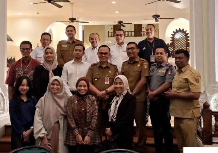 Pjs Wali Kota Bukittinggi bersama pengurus PHRI (foto: ist)