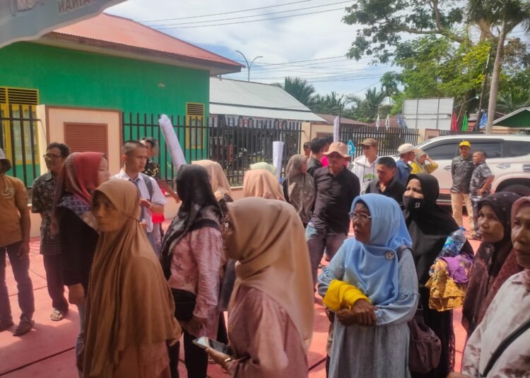 Foto: masyarakat beserta keluarga tersangka kasus perusakan di Pasir Alai mendatangi kantor Pengadilan Negeri Painan untuk meminta keadilan terkait kasus tersebut.
