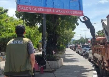 Bawaslu Padang Gencar Tertibkan Ratusan APK Jelang Hari Pencoblosan 