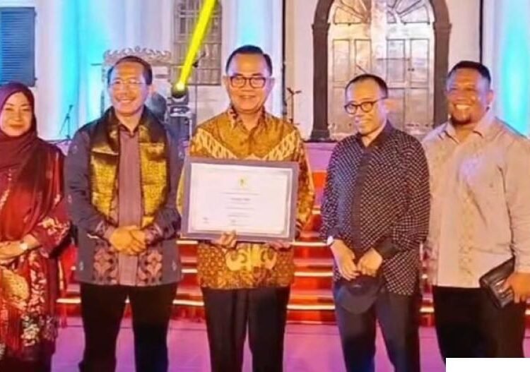 Pemprov Sumbar bersama Pjs Wali Kota Bukittinggi Hani S Rustam menerima Penghargaan Apresiasi Warisan Budaya Indonesia (AWBI) dari Mentri Kebudayaan (Foto: ist)