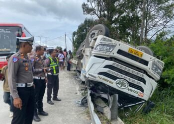 Kronologi Truk Muatan Semen Kecelakaan hingga Terbalik di Jalan Padang-Solok