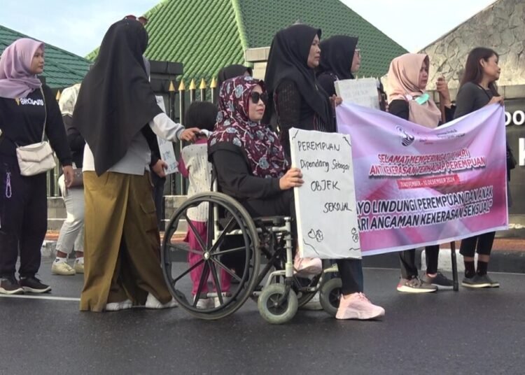 WCC Nurani Perempuan Sumbar menggelar aksi damai dalam rangka memperingati 16 Hari Anti Kekerasan terhadap Perempuan di kawasan CFD Kota Padang, Minggu (8/12).