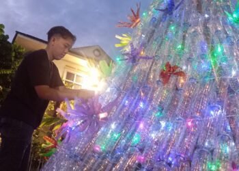 Pohon Natal Unik dari Botol Bekas, Inovasi OMK Katedral Padang Sambut Natal 2024