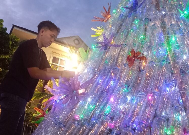 Inovasi OMK Katedral Padang Sambut Natal 2024 bikin pohon natal dari botol bekas. (Foto: Habil Ramanda/Sumbarkita)