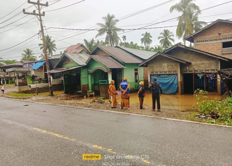 Jalan lintas Simpang Empat-Ujung Gading yang sempat terendam banjir di Nagari Aia Gadang Barat, Kecamatan Pasaman, Pasaman Barat (foto: Irfan/Sumbarkita)