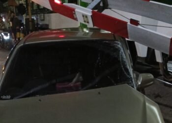 Video: Sedan Tertabrak Kereta Api di Padang, Diduga Mogok di Rel Perlintasan