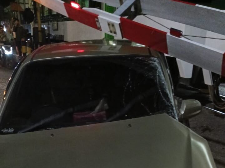 Sedan tertabrak kereta api di Padang.