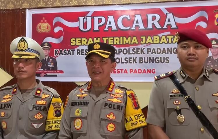 Upacara Serah Terima Jabatan di Lingkungan Polresta Padang pada Senin (30/12).