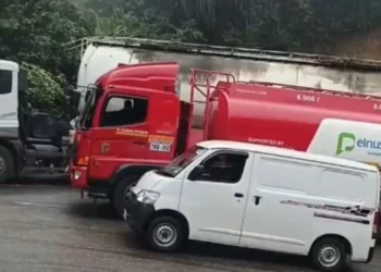 Dear Pengendara, Jalur Sitinjau Lauik Macet Lagi Gegara Dua Truk Gagal Nanjak