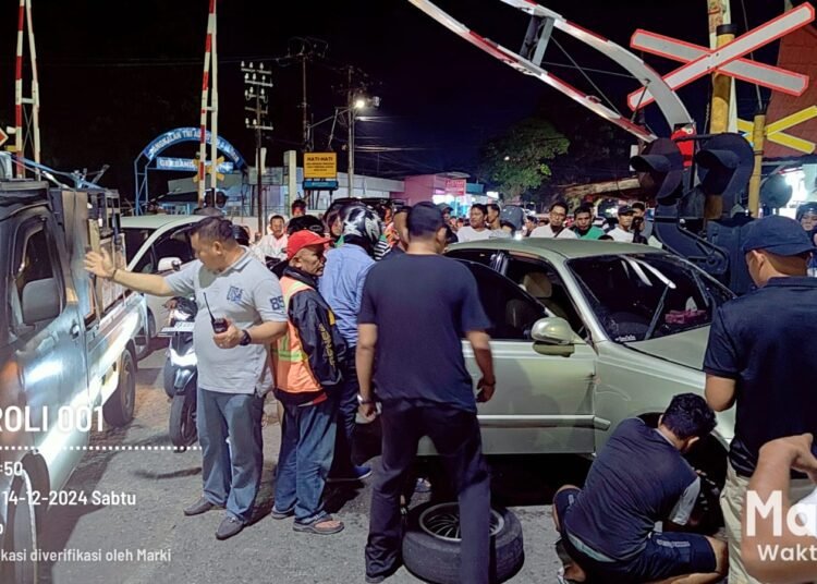 Sedan tertabrak kereta api di Padang.