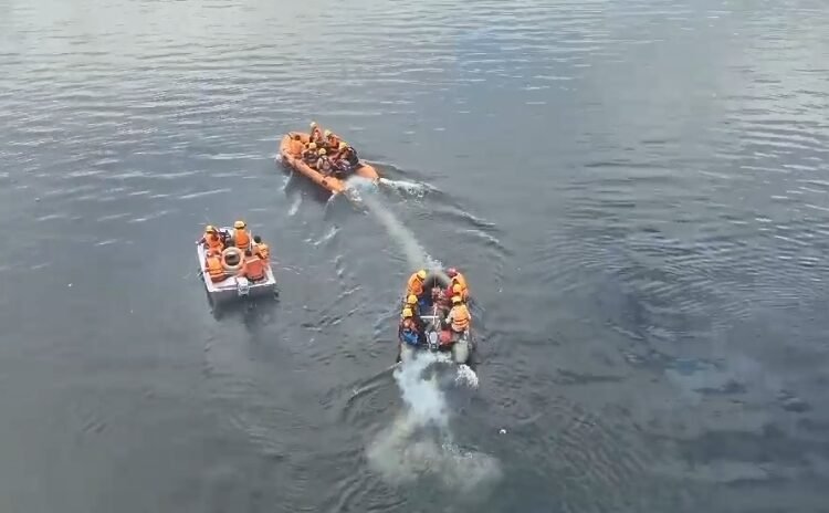 Proses pencarian korban tenggelam di Danau Maninjau.