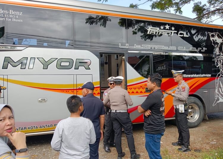 Pemeriksaan kendaraan angkutan umum di Padang menjelang Nataru.