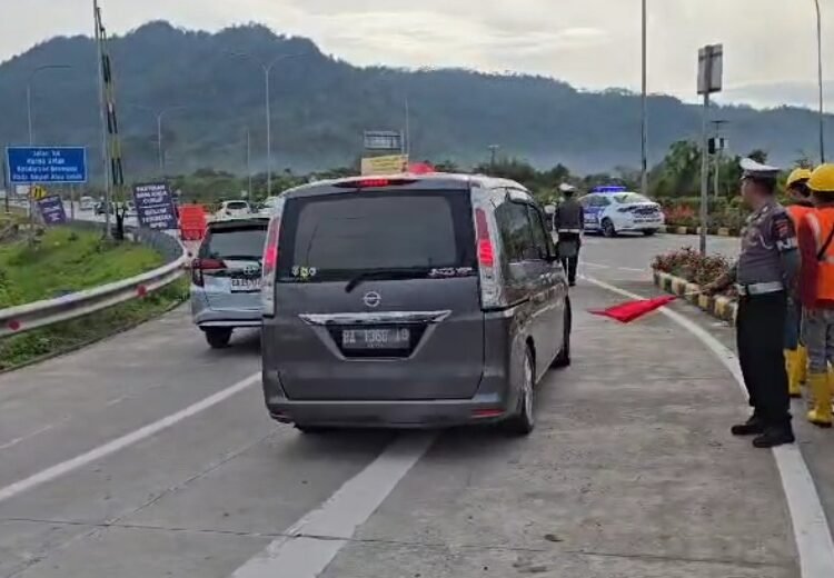 Situasi gerbang Jalan Tol Padang-Sicincin pada hari ke dua libur nataru pada Kamis (26/12).
