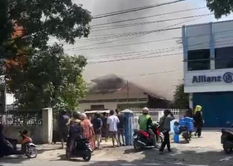 Kebakaran di sebuah rumah di Kota Padang pada Sabtu (28/12)(foto: tangkap layar video)