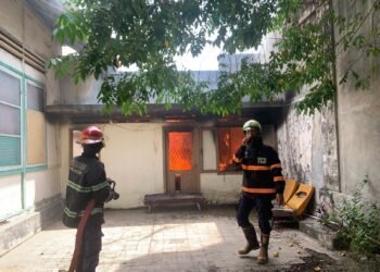 Bermula dari Percikan Api, Rumah Pensiunan PNS di Padang Ludes Terbakar