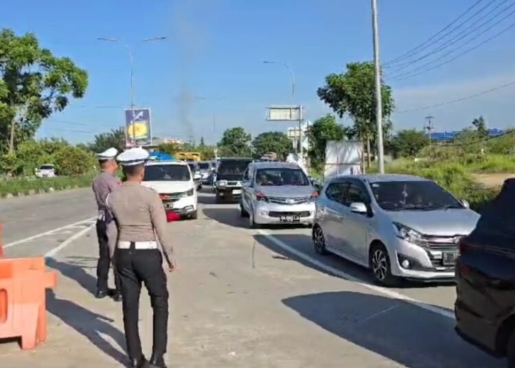 Situasi gerbang Jalan Tol Padang-Sicincin pada hari ke dua libur nataru pada Sabtu (28/12).
