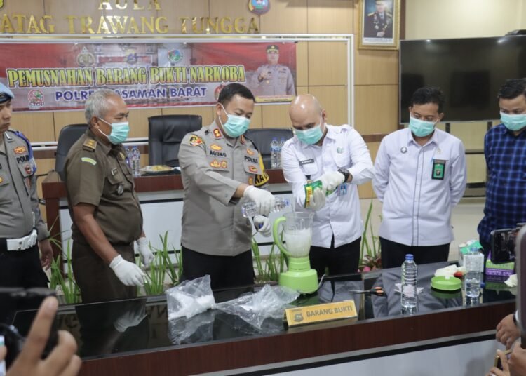 Kapolres Pasaman Barat AKBP Agung Tribawanto memusnahkan barang bukti sabu, Senin (23/11).