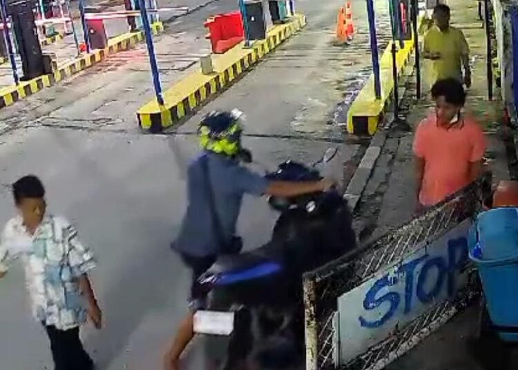 Penampakan pencuri mendorong motor dari Parkiran RSUP M Djamil Padang. Ist