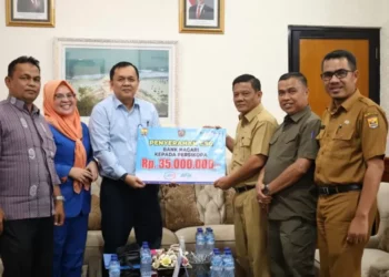 Bank Nagari Dukung Perjuangan Persikopa Pariaman di Piala Soeratin U-17 Nasional, Serahkan Bantuan Rp35 Juta