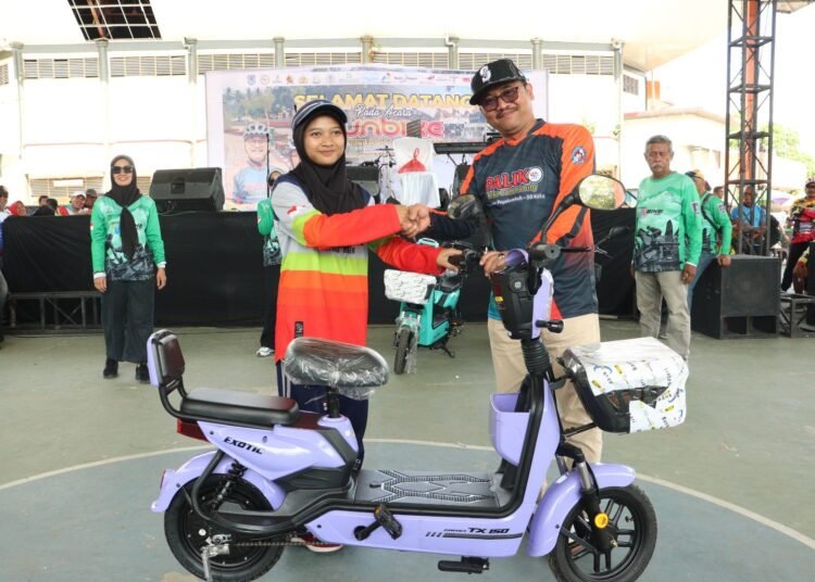 Penjabat Wali Kota Payakumbuh, Suprayitno, menyerahkan hadiah kepada Goweser yang beruntung.