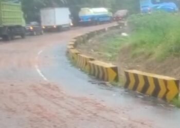 Minyak CPO Tumpah di Sitinjau Lauik, Jalan Padang-Solok Macet Panjang
