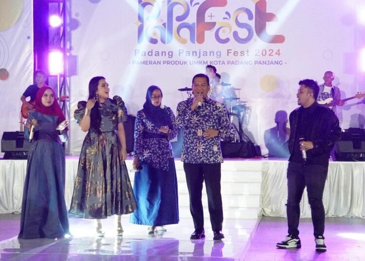 Penjabat (Pj) Wali Kota Padang Panjang, Sonny Budaya Putra saat menghadiri PaPa Fest 2024 di Gedung Serbaguna Sport Center pada Sabtu (7/12/2024) malam.