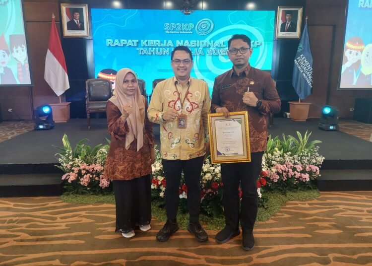 Perwakilan Pemko Padang Panjang menerima penghargaan sebagai Kontributor Sistem Pemantauan Pasar Kebutuhan Pokok (SP2KP) Berkinerja Unggul 2024 di Rakernas SP2KP di Auditorium Utama Kementerian Perdagangan RI, Rabu (11/12/2024).
